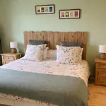 Au Pre Des Chants בית הארחה 3*