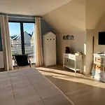 Au Pre Des Chants בית הארחה