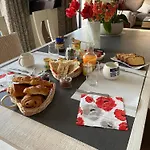 Au Pre Des Chants בית הארחה
